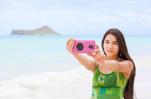 Hermosa chica adolescente en Hawaii sosteniendo la cámara tomando fotos — Foto de Stock