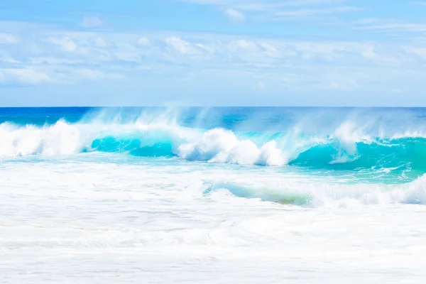 Piękne niebieskie aqua zielony ocean wody wzdłuż wybrzeża hawajskie — Zdjęcie stockowe