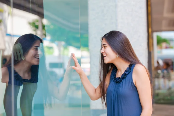 Biracial teen ragazza finestra shopping in ambiente urbano centro — Foto Stock