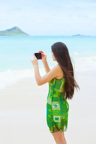 Schöne Teen-Mädchen in Hawaii hält Kamera, die Bilder macht — Stockfoto