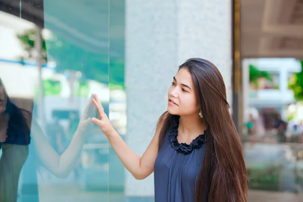 Biracial tiener meisje venster winkelen bij de vaststelling van stedelijke centrum — Stockfoto