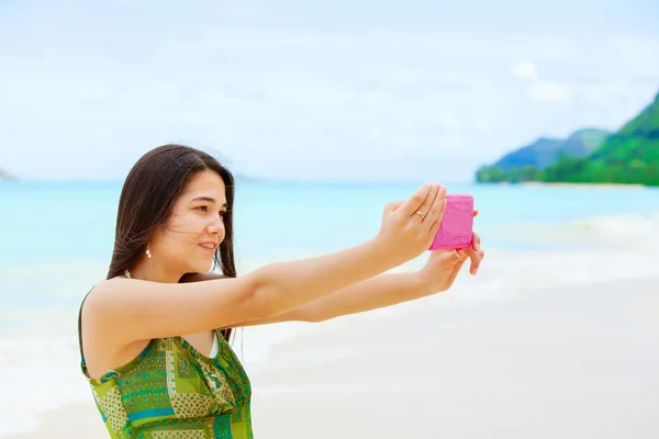 Schöne Teen-Mädchen in Hawaii hält Kamera, die Bilder macht — Stockfoto