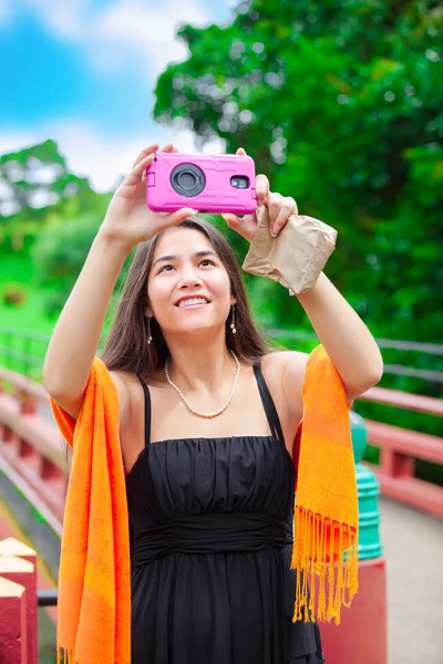 Teenie-Mädchen an einem roten japanischen oder chinesischen Bhuddist-Tempel — Stockfoto