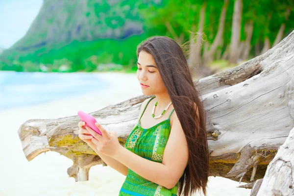 Schöne Teen-Mädchen mit Handy, am hawaiianischen Strand von dri — Stockfoto