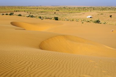 Kum tepeleri, beyaz çadır, Sam Hindistan Thar çöl dunes c ile