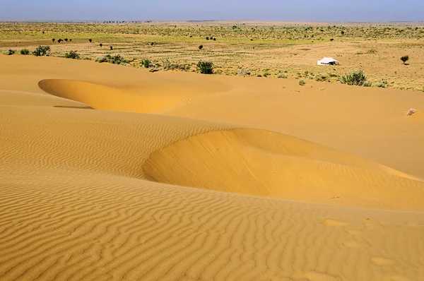 Kum tepeleri, beyaz çadır, Sam Hindistan Thar çöl dunes c ile