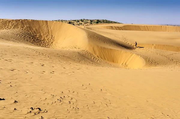 Fußabdrücke eines Jungen Touristen zu Fuß auf Sanddünen, sam Dünen von — Stockfoto