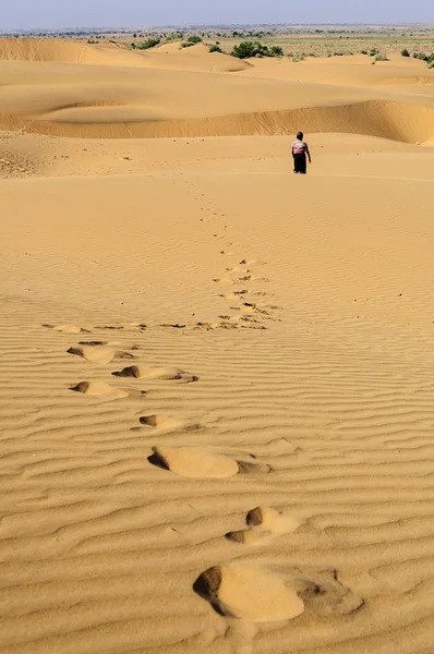 Huellas de un niño en las dunas de arena, dunas SAM de Thar Deser Imagen de stock