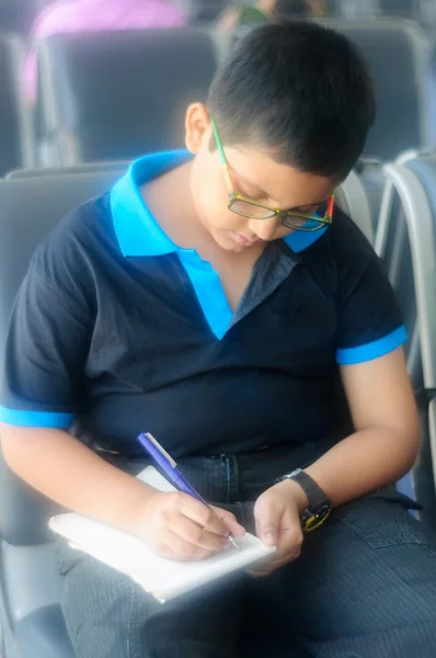 Küçük çocuk not almak