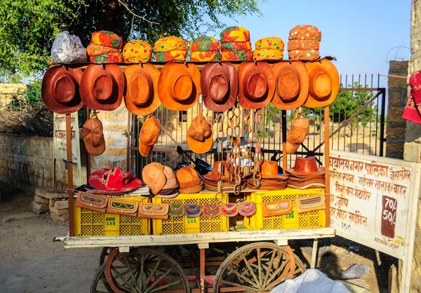 Farklı türde şapkalar ve satış için kapaklar