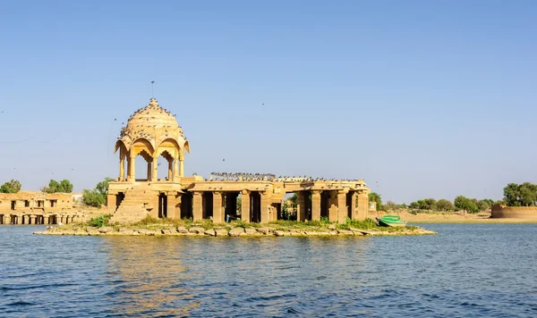 Oude Hindoe stenen tempel in het midden van lake — Stockfoto