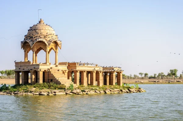 Ancient hindu stone temple in the middle of lake — Stock Photo, Image