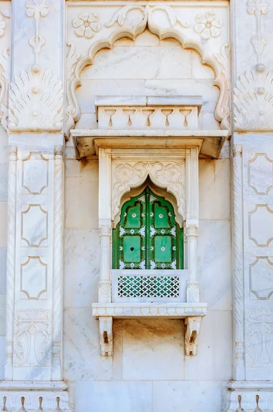 Gesloten venster van King's gedenktekens, Jaswant Thada — Stockfoto