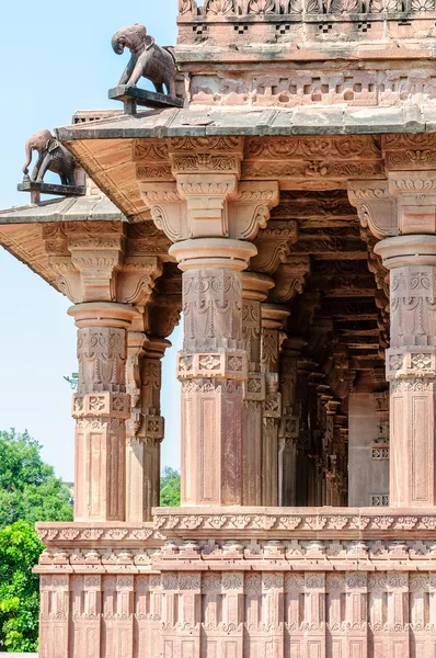 Kavisli antik kaya tapınakları Hint tanrıları ve Hint medeniyetlerinin tanrıçası — Stok fotoğraf