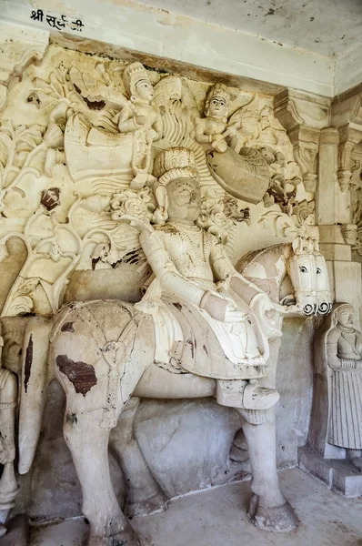 Antiguas esculturas curvas de piedra de dioses y diosas hindúes — Foto de Stock