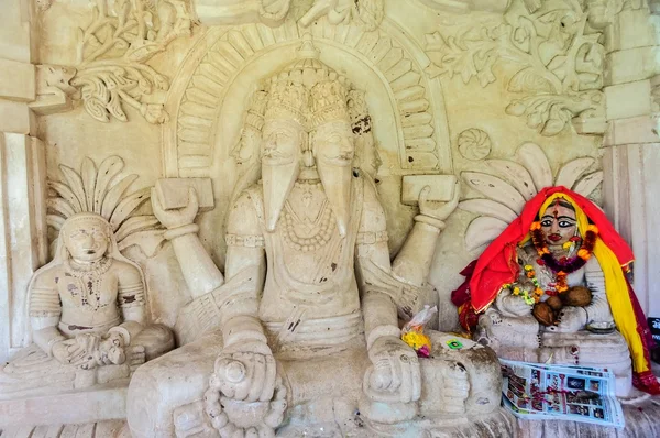 Antiche sculture in pietra curva di divinità indù e dea — Foto Stock