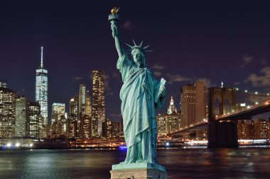 Geceleri ve heykel Li Brooklyn Köprüsü ile Manhattah manzarası