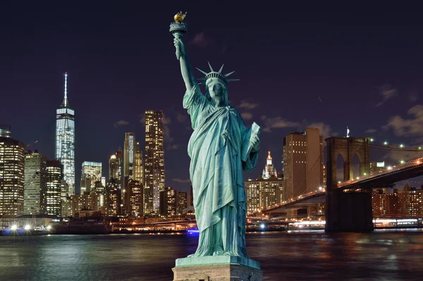 Geceleri ve heykel Li Brooklyn Köprüsü ile Manhattah manzarası