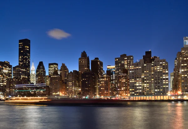 Skyline Manhattan di notte. — Foto Stock