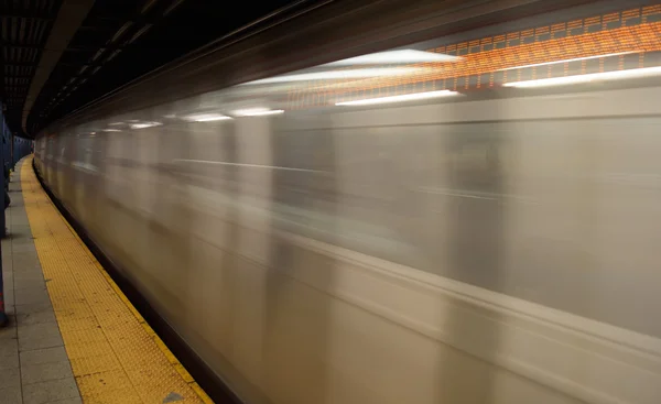 Tren subterráneo en circulación . — Foto de Stock