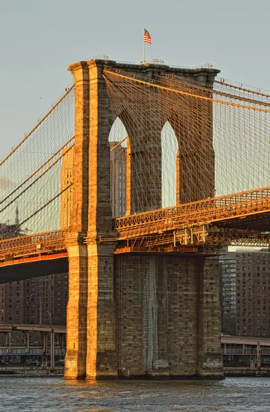 Brooklyn Bridge toren bij zonsondergang. — Stockfoto