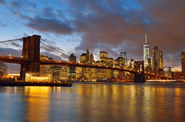 Brooklyn Köprüsü'nün alacakaranlıkta.