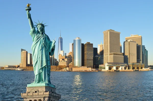 Estatua de la Libertad y el horizonte de Manhattah . —  Fotos de Stock