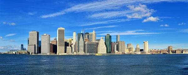 Manhattan op een zonnige dag. — Stockfoto