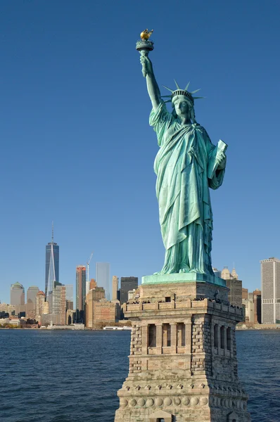 Estatua de la Libertad y el horizonte de Manhattah . —  Fotos de Stock