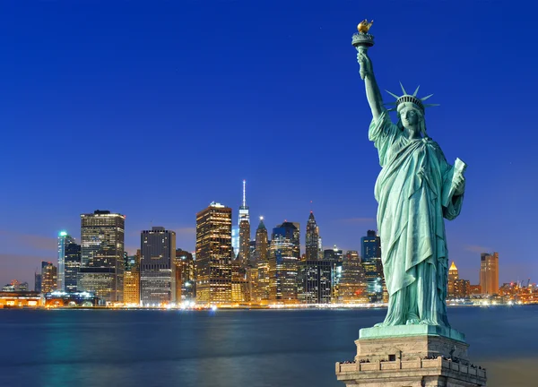 Manhattan de noche y Estatua de la Libertad . — Foto de Stock