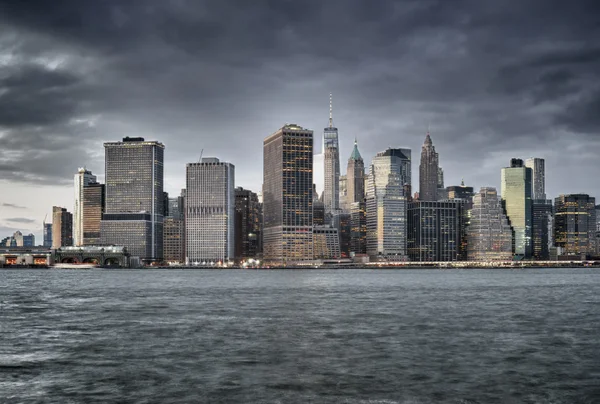 Panorama Manhattanu na zamračený den. — Stock fotografie