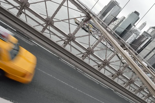 Yellow taxi on Brooklyn Bridge. — Stock Photo, Image