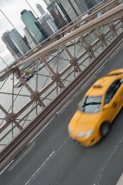 Yellow taxi on the Brooklyn Bridge. — Stock Photo, Image