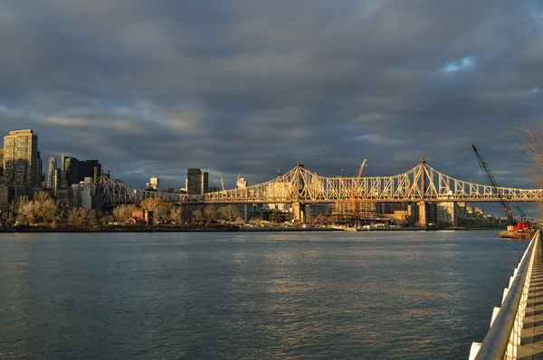 Queensboro Bridge bij zonsondergang. — Stockfoto