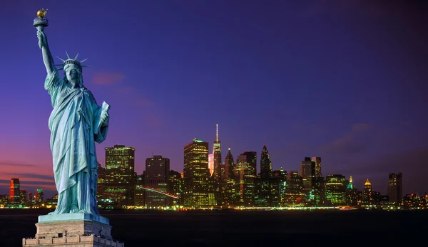 Manhattan siluetinin gece ve Özgürlük Anıtı. — Stok fotoğraf