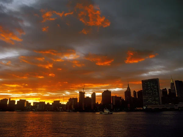 Ηλιοβασίλεμα πάνω από μια Manhattan. — Φωτογραφία Αρχείου