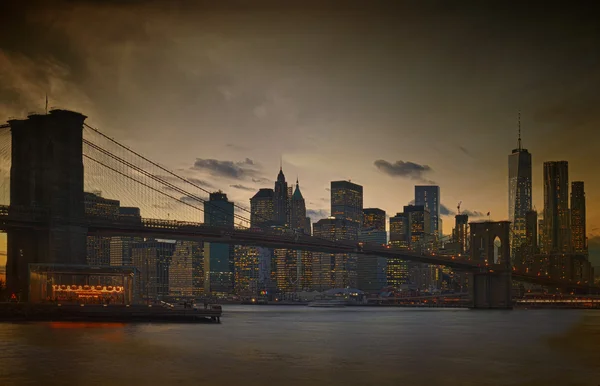 Twilight over een Manhattan. — Stockfoto