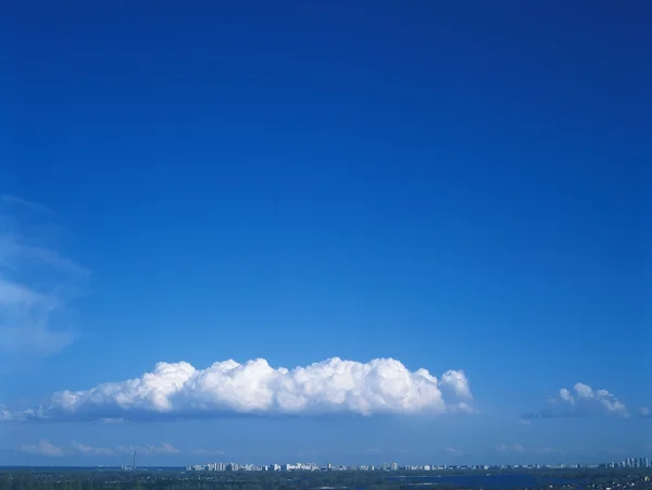 Blauwe lucht en witte wolken. — Stockfoto