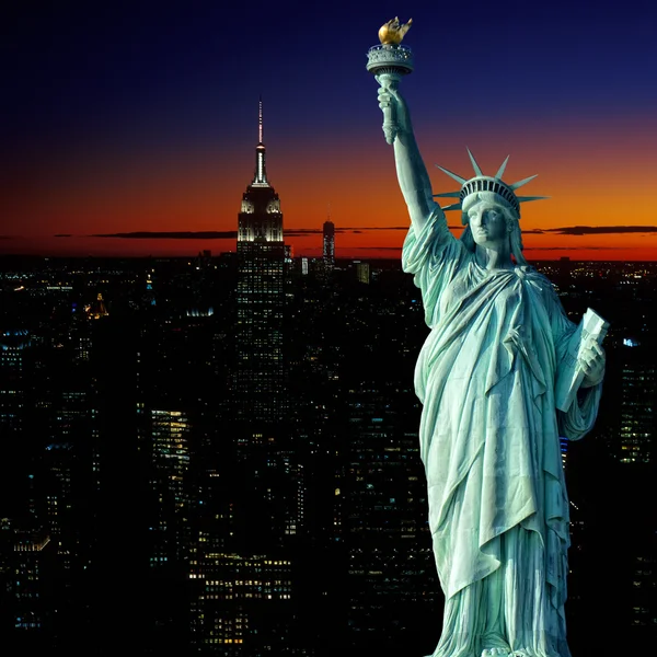 Manhattan vista aérea ao pôr do sol e Estátua da Liberdade . — Fotografia de Stock