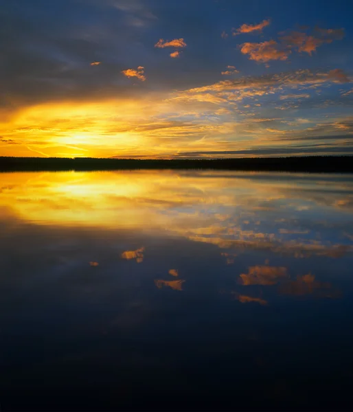 Coucher de soleil sur un lac. — Photo