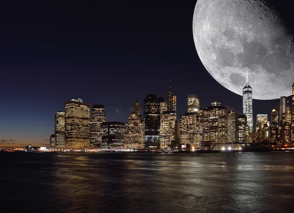 Mond über einem Manhattan. — Stockfoto