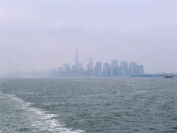 Manhattan im Nebel. — Stockfoto