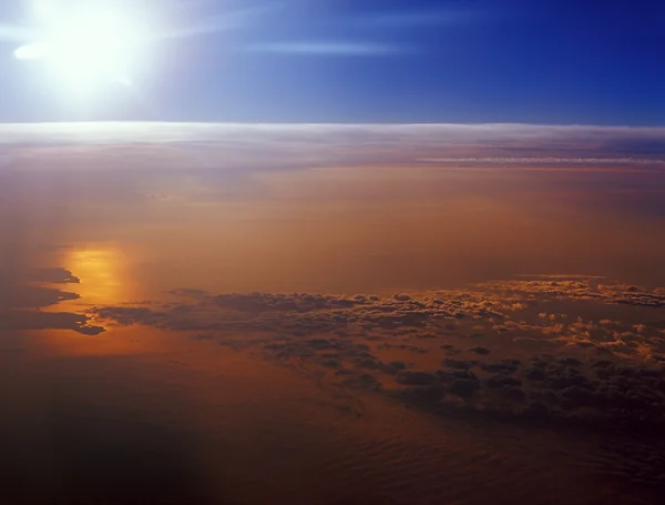 Solnedgång över ett moln. — Stockfoto