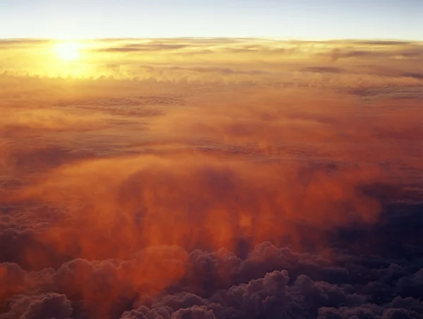 Sonnenuntergang über Wolken. — Stockfoto