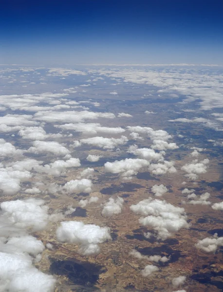 Nuvole su una terra . — Foto Stock