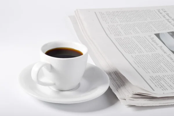 Una tazza di caffè e un giornale . — Foto Stock