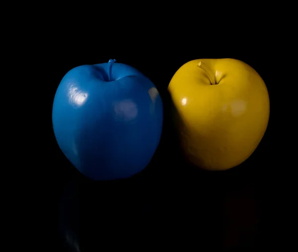 Желтое яблоко и голубое яблоко . — стоковое фото