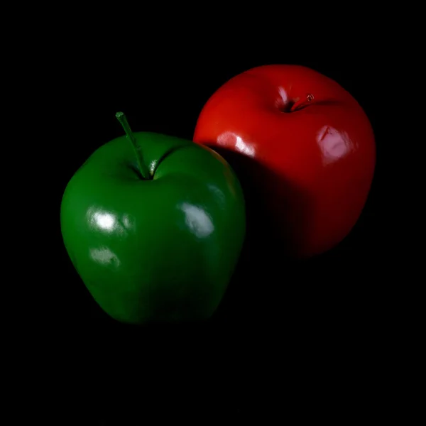 Красное яблоко и зеленое яблоко . — стоковое фото