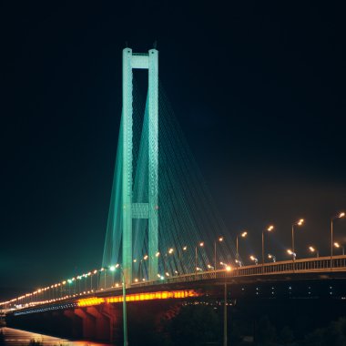 Güney Köprüsü geceleri. Kyiv, Ukrayna.