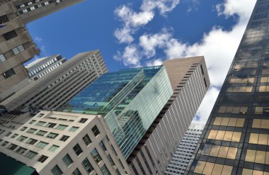 nyc - yukarıya bakıyor.